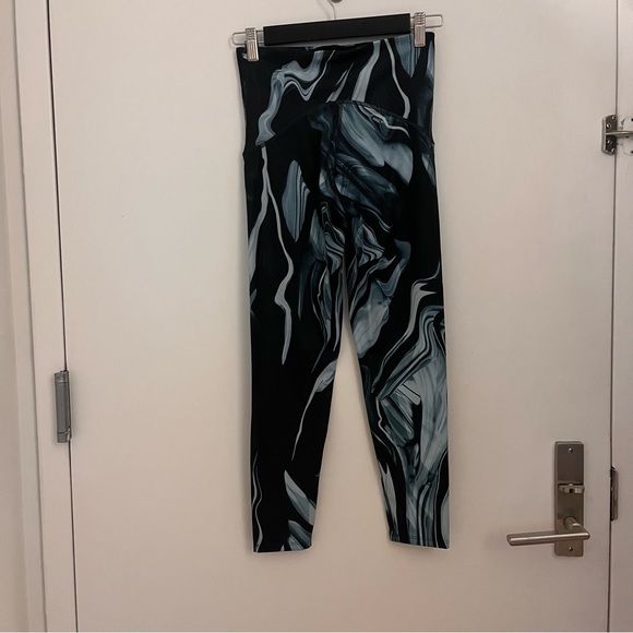 Spanx Booty Boost Active 7/8 Leggings in Marble - Picture 8 of 8